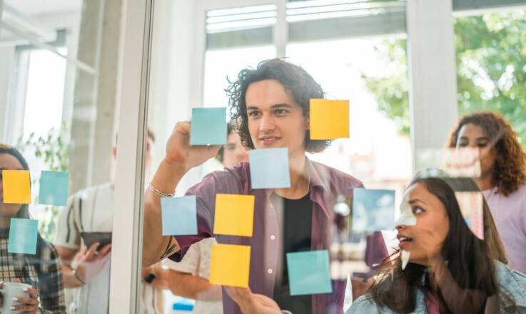 Jakie wyzwania stoją przed zespołem medycznym w całodobowej opiece?