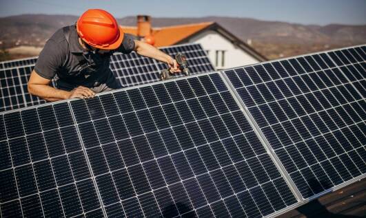 Jak regularne przeglądy instalacji fotowoltaicznych wpływają na ich efektywność?