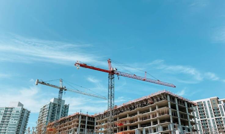 Korzyści z wynajmu żurawi wieżowych dla projektów infrastrukturalnych