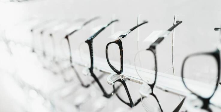 Jak odpowiednio dobrać okulary do swojego stylu życia?