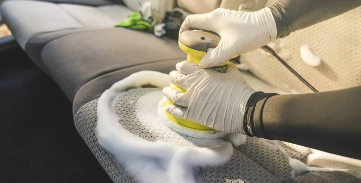 Jakie materiały są najtrudniejsze do wyczyszczenia w przypadku tapicerki samochodowej?