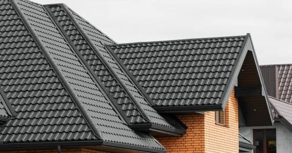 Jakie materiały wybieramy do naszych realizacji dekarskich?