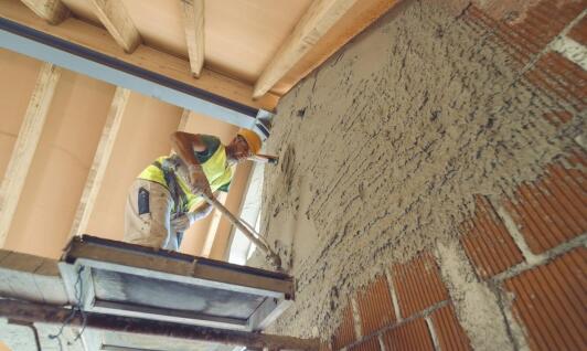 Jak beton towarowy wpływa na efektywność energetyczną budynków?