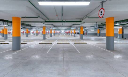 Jakie są wyzwania i możliwości wdrożenia platform parkingowych niezależnych?