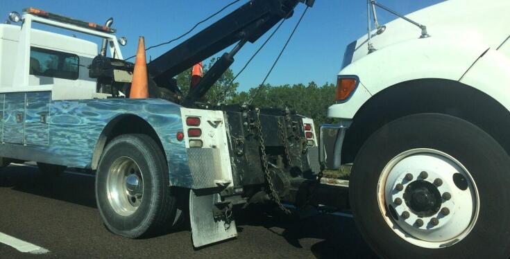 Jakie są zalety korzystania z usługi auto laweta w nagłych przypadkach?