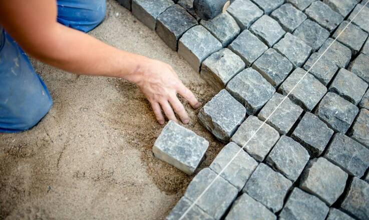 Wpływ maszynowego układania kostki na estetykę przestrzeni zewnętrznej