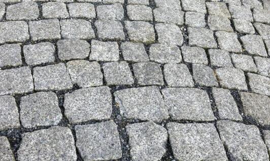 Kostka brukowa na podjeździe – jak zapewnić bezpieczeństwo użytkowania?