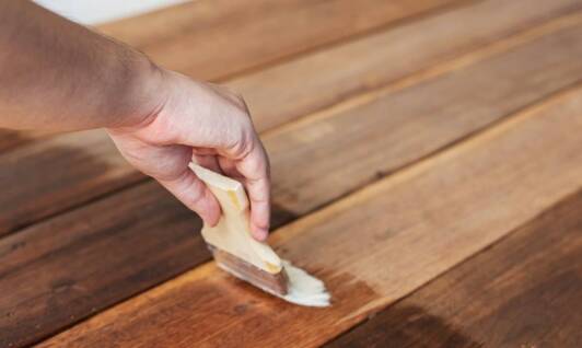 Dlaczego warto zainwestować w impregnat do drewna bezbarwny na zewnątrz?