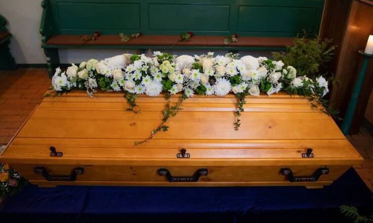 Dekoracje funeralne z klasą – co oferuje kwiaciarnia?
