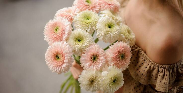 Różnorodność sztucznych chryzantem w ofercie hurtowni kwiatów