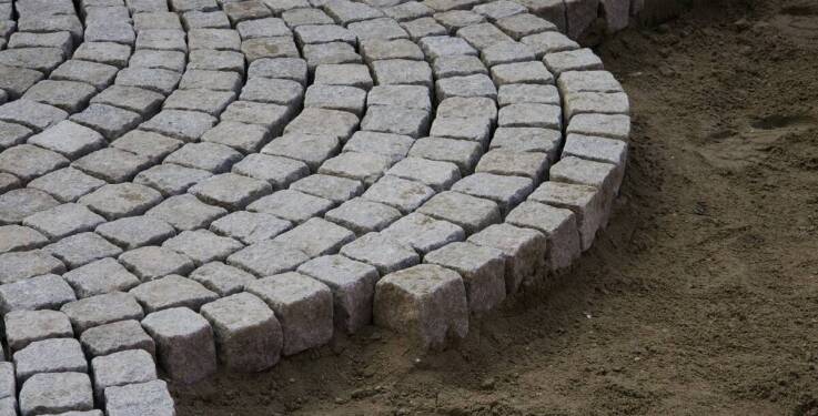 Dlaczego kostka brukowa to doskonały wybór na nawierzchnie przemysłowe?