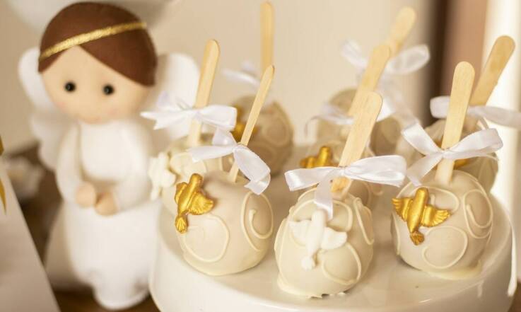 Jakie materiały są najczęściej używane do produkcji dekoracji komunijnych?