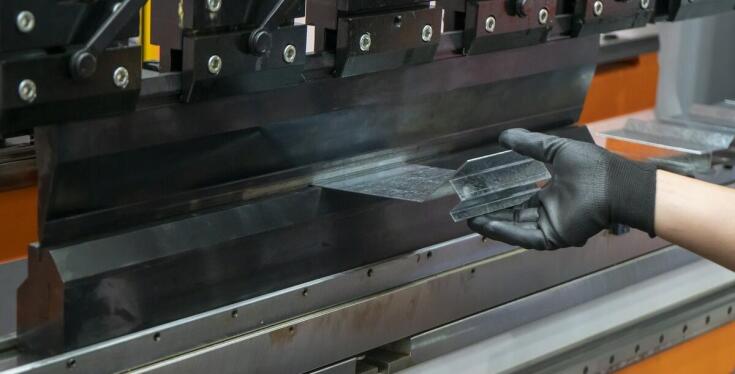 Wpływ technologii gięcia blachy na estetykę portali windowych