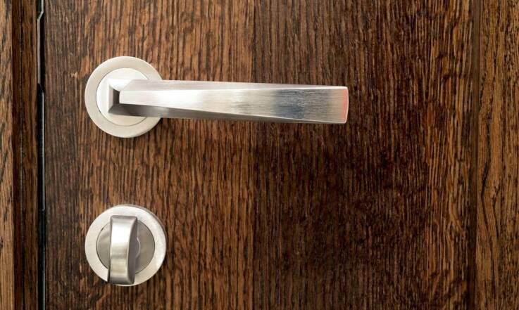 Klamki z szyldem do drzwi zewnętrznych – szybka realizacja zamówień i serwis posprzedażowy