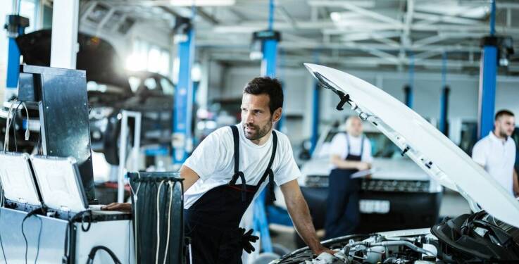 Proces montażu haków holowniczych – co warto wiedzieć przed wizytą w serwisie?