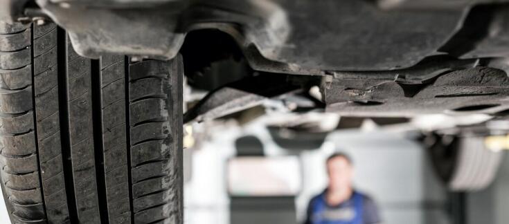 Serwisowanie zawieszenia w samochodach dostawczych: kluczowe aspekty