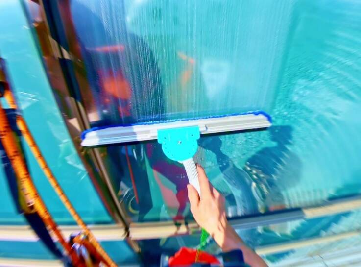 Profesjonalne mycie okien jako część kompleksowej oferty sprzątania domów