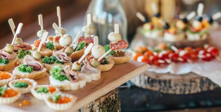 Catering na uroczystości rodzinne: jak wybrać idealne menu?