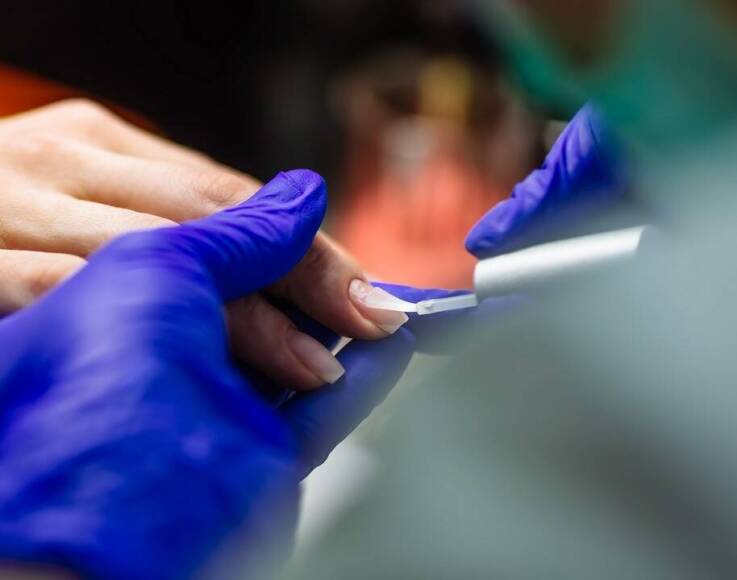 Jak skutecznie usuwać hybrydę i żel z paznokci?