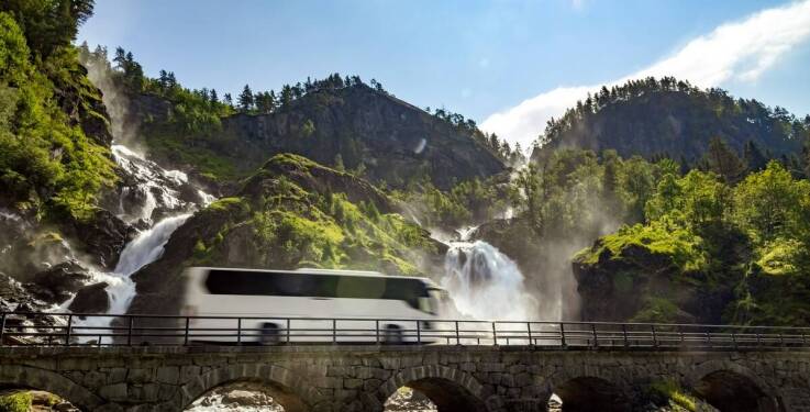 Jak korzystać z lokalnych przewoźników podczas wycieczek objazdowych po Norwegii?