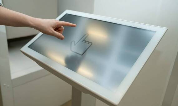 Jak technologia zmienia tradycyjne muzea w nowoczesne przestrzenie kulturowe?