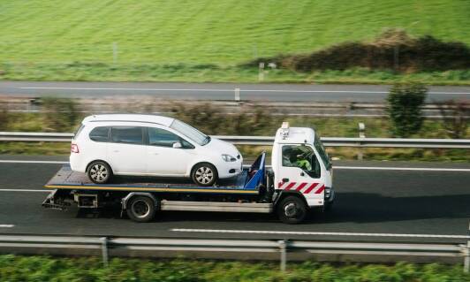 Bezpieczeństwo podczas autoholowania – jak zapewniają je firmy z Poznania?