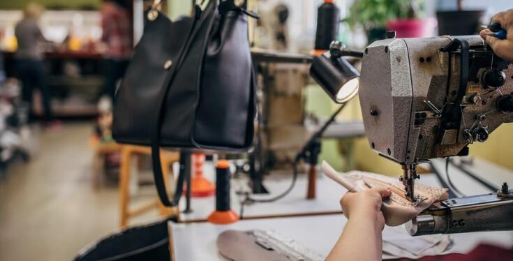 Piaskowanie tkanin – jak wpływa na ekologię procesu produkcji?