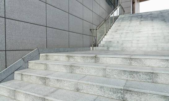 Dlaczego parapety granitowe są idealnym wyborem do pomieszczeń o dużym nasłonecznieniu?