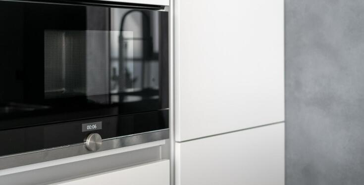 Jakie materiały wybrać na fronty meblowe, aby zapewnić trwałość i estetykę?