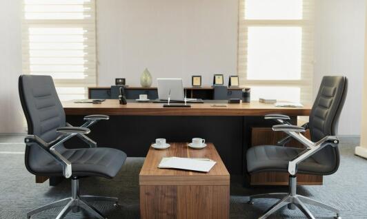 Jakie są najważniejsze aspekty dostosowywania przestrzeni biurowych do nowoczesnych standardów?