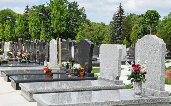Jak estetyka nagrobka wpływa na pamięć o zmarłym?