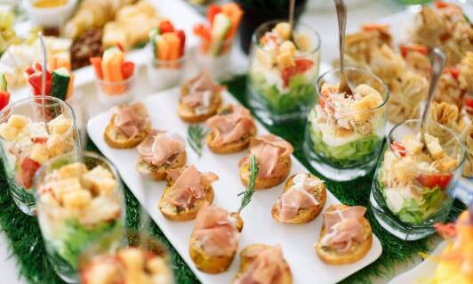 Wpływ cateringu biznesowego na sukces warszawskich wydarzeń firmowych