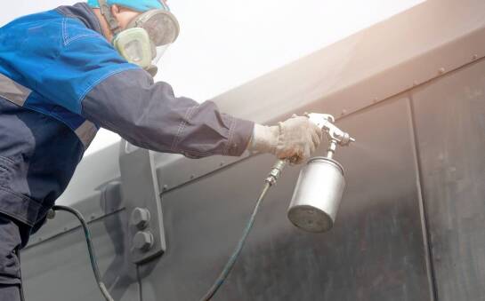 Jak natryskowa izolacja dachów przemysłowych może przedłużyć żywotność dachu?