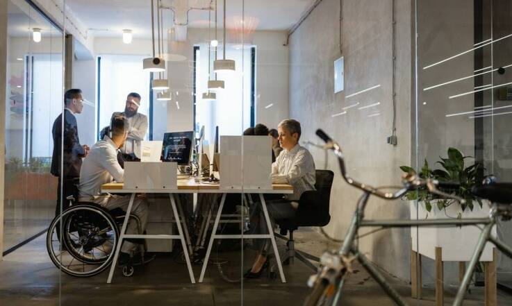 Jak usługi kadrowo-płacowe wpływają na zgodność z przepisami prawa pracy?