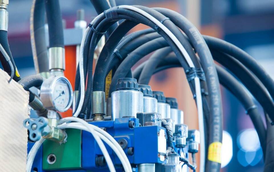 Rola producenta siłowników hydraulicznych w zapewnieniu niezawodności maszyn przemysłowych