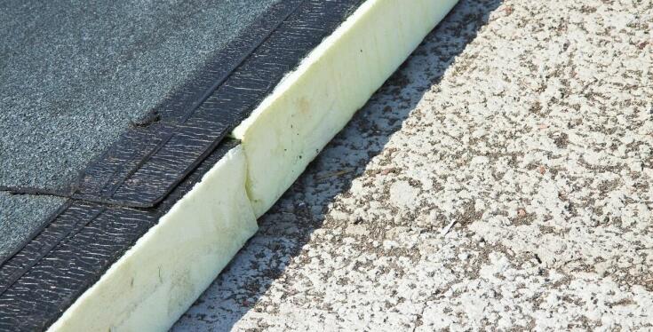 Porównanie właściwości polimocznika rozszerzalnego z innymi materiałami izolacyjnymi