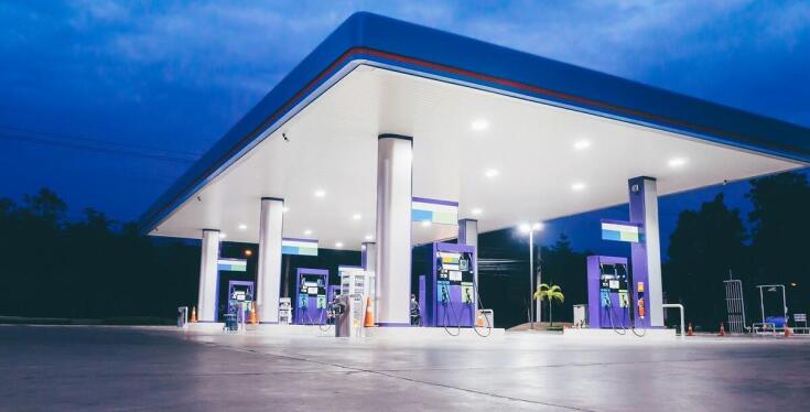 Jak wybrać odpowiedni dystrybutor paliwa na karty dla Twojej firmy?