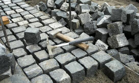 Kostka brukowa granitowa – estetyczne i trwałe rozwiązanie dla Twojego otoczenia