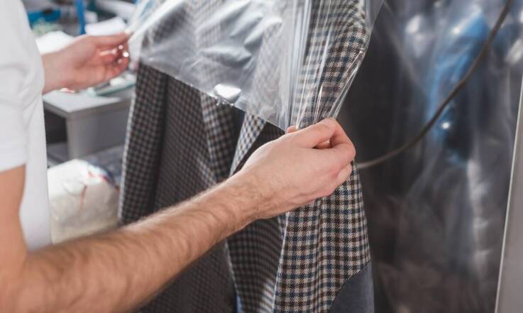 Pranie chemiczne vs wodne – jak wybieramy odpowiednią metodę dla Twoich tkanin?