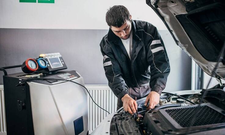 Co obejmuje profesjonalna konserwacja układu klimatyzacji w samochodzie?