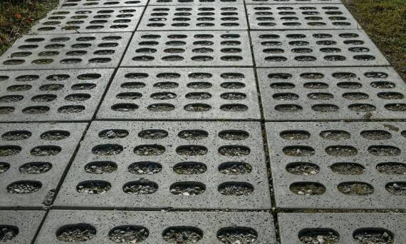 Korytka betonowe – jak poprawiają bezpieczeństwo infrastruktury drogowej?