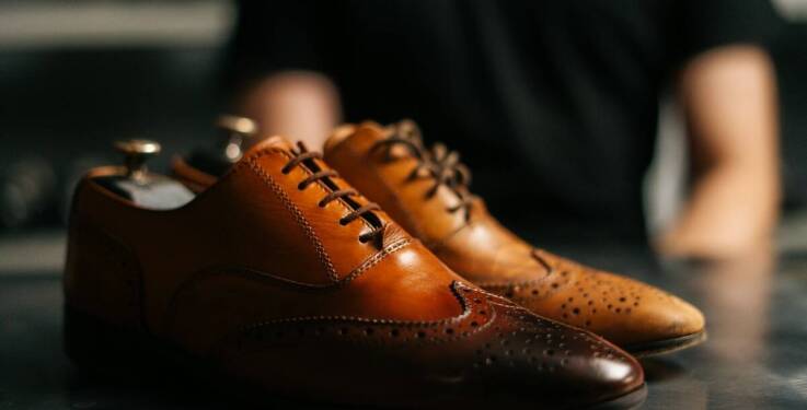 Poradnik: jak dobrać półbuty damskie do biurowej stylizacji?