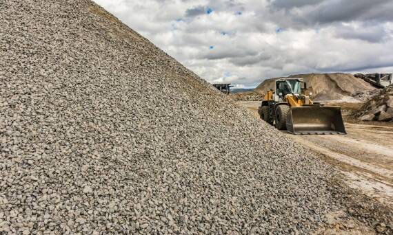 Kruszywo na podbudowę – kluczowe aspekty transportu i składowania