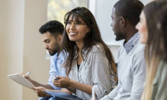 Jakie są zalety lokalnych kursów językowych dla młodzieży?