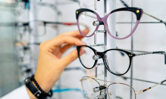 Jakie są najczęstsze problemy z okularami i jak je rozwiązuje salon optyczny?