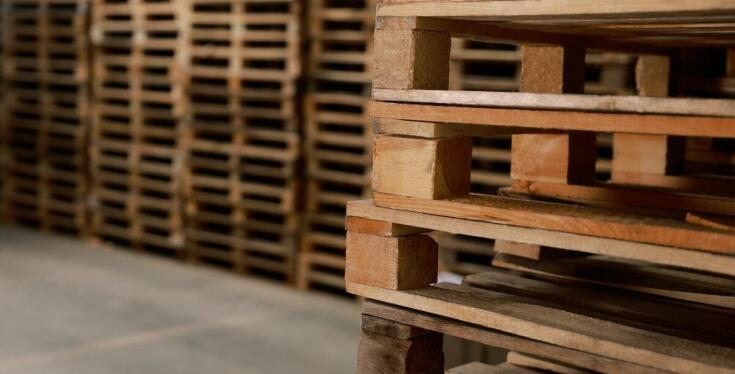 Funkcjonalność i zastosowanie palet drewnianych w różnych branżach