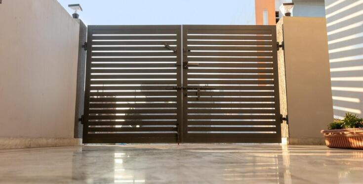 Ciche i płynne działanie napędów do bram – dlaczego warto?