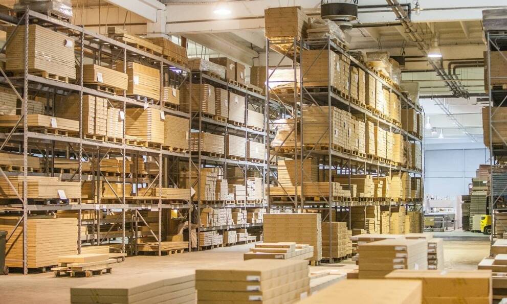 Jakie są wyzwania związane z magazynowaniem towarów na paletach niewymiarowych?