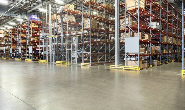 Jak otulina z pianki polietylenowej pomaga w utrzymaniu czystości i porządku w magazynie?