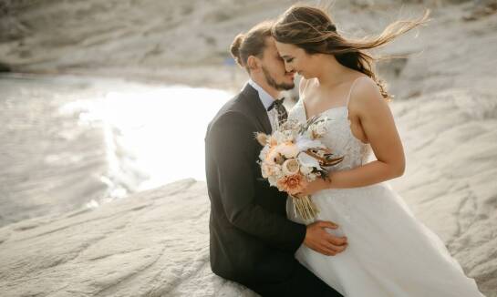 Sztuka tworzenia wspomnień: jak fotograf ślubny uchwyca emocje pary młodej?